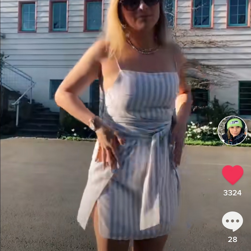 ISO ISO ISO THIS DRESS!! - Picture 3 of 3